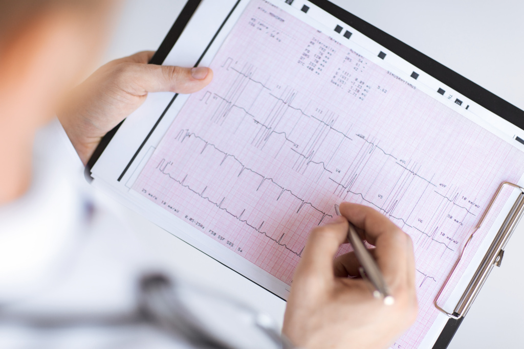 bright-picture-male-doctor-hands-with-cardiogram.jpg bright-picture-male-doctor-hands-with-cardiogram.jpg